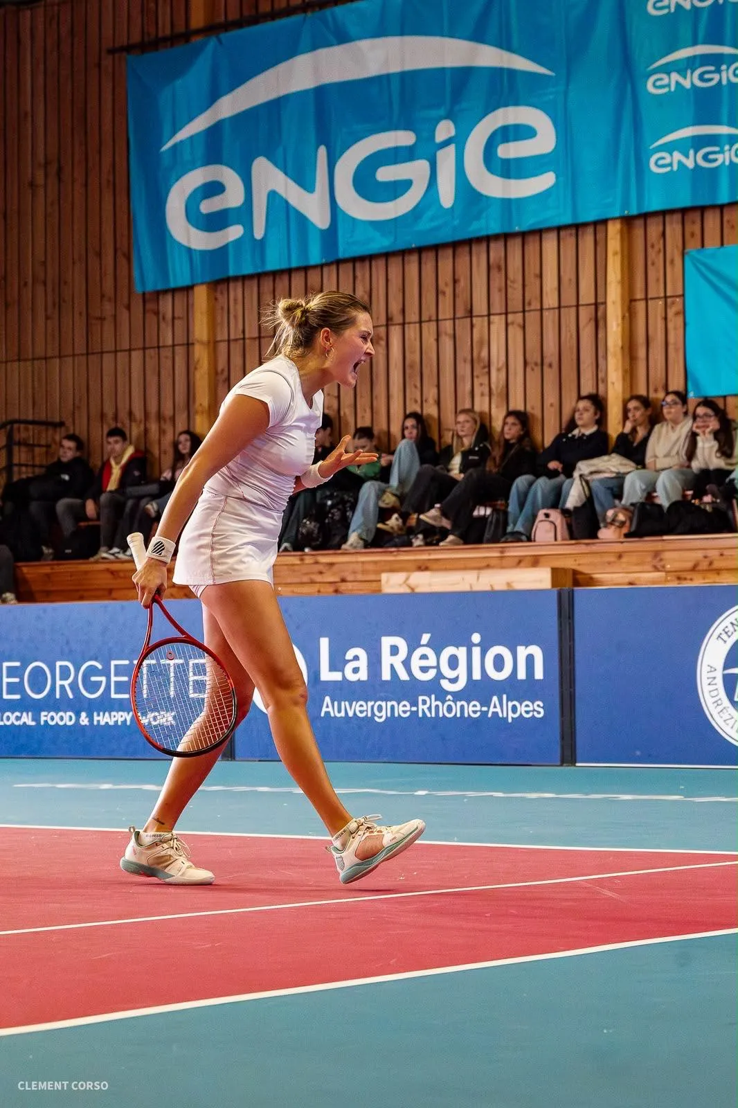 Astrid Cirotte crie sa joie après un point gagné, raquette en main
