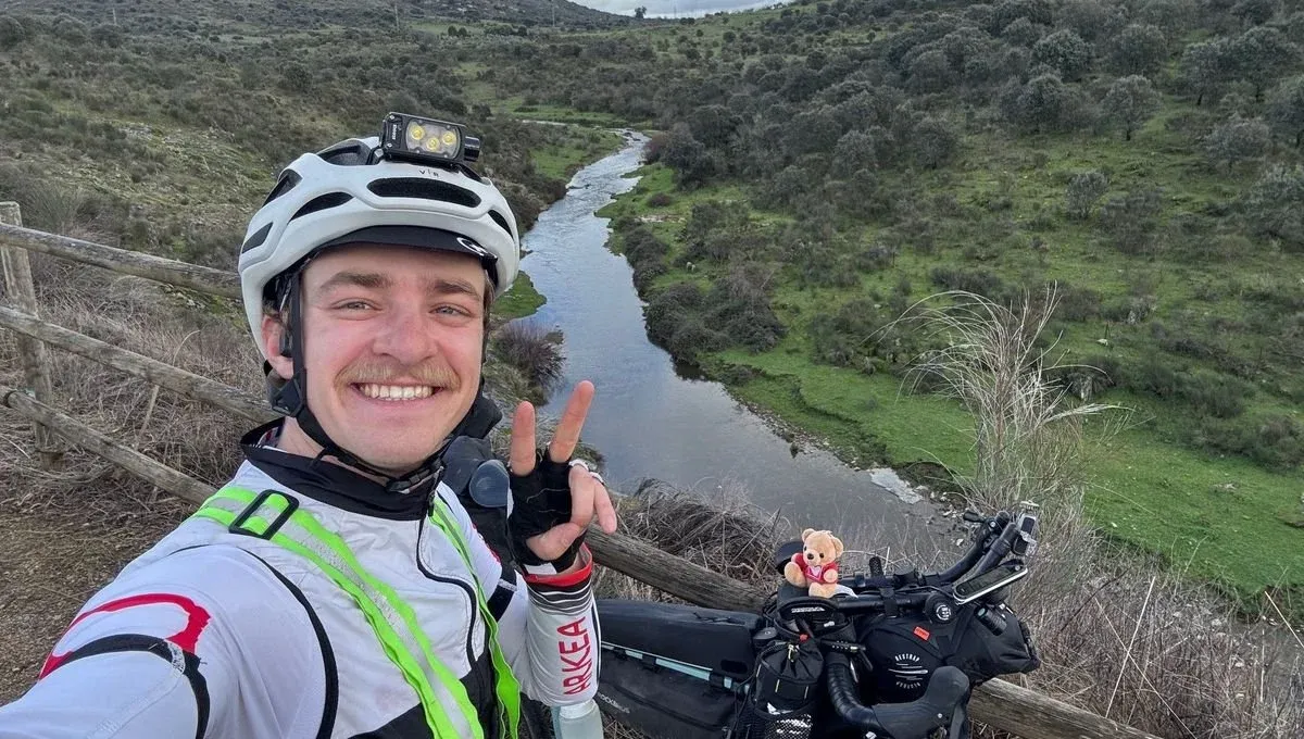 Bastien Dicque en selfie à vélo, casque sur la tête