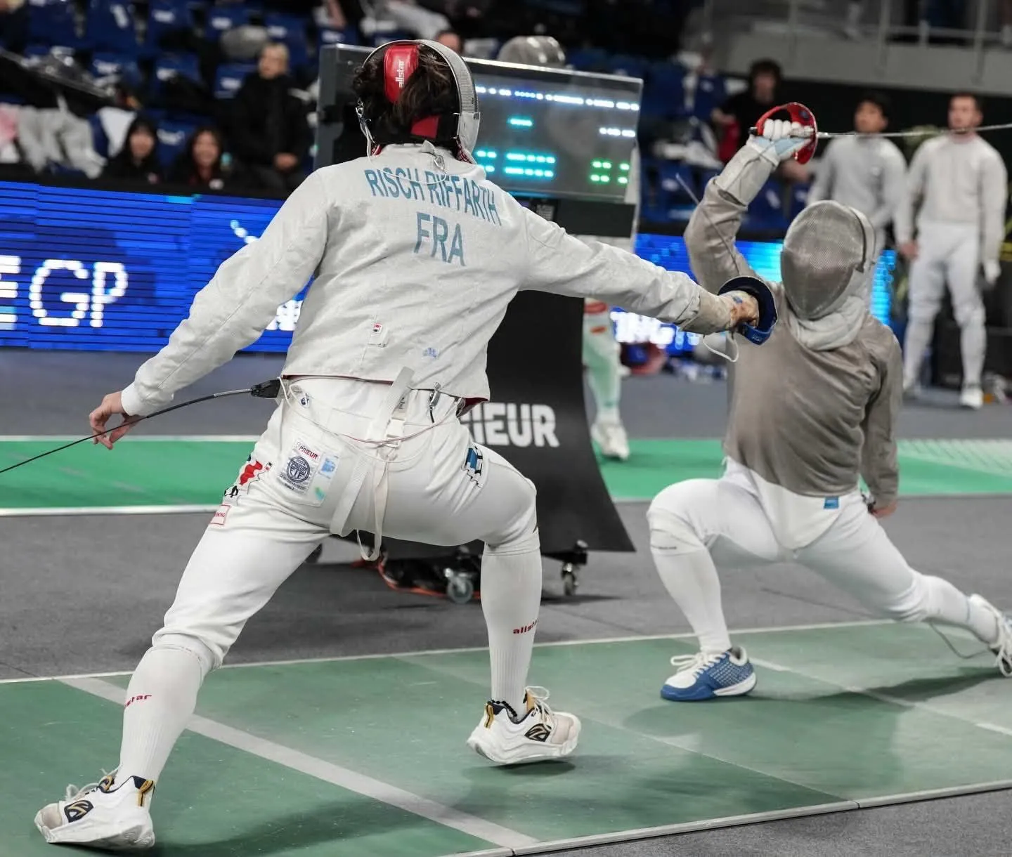 Benoît Risch Riffarth, de dos sous le maillot de l'équipe de France, en garde face à son adversaire