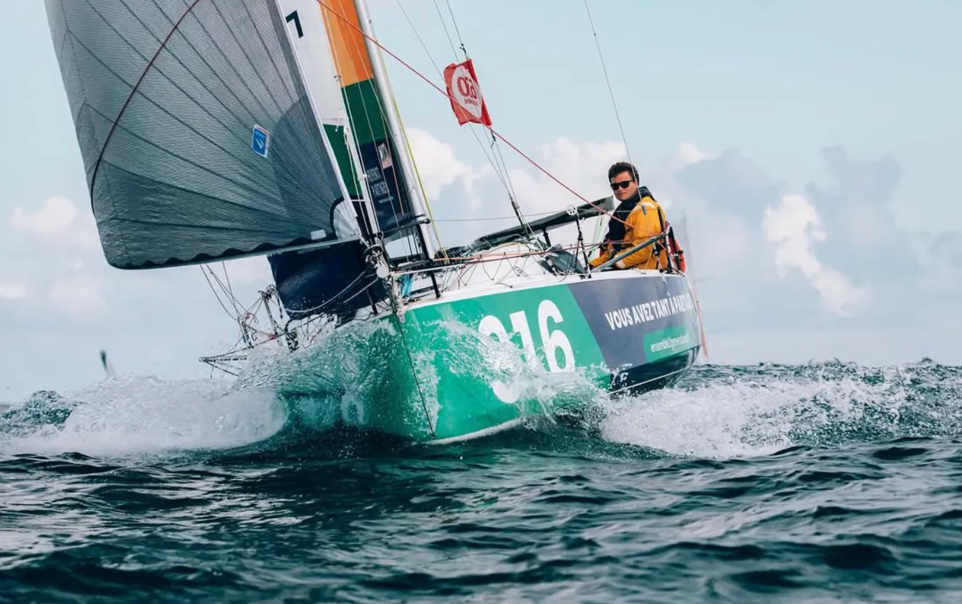 Jean-Baptiste Minvielle à la barre de Youkounkoun, son Mini 916, fendant les vagues