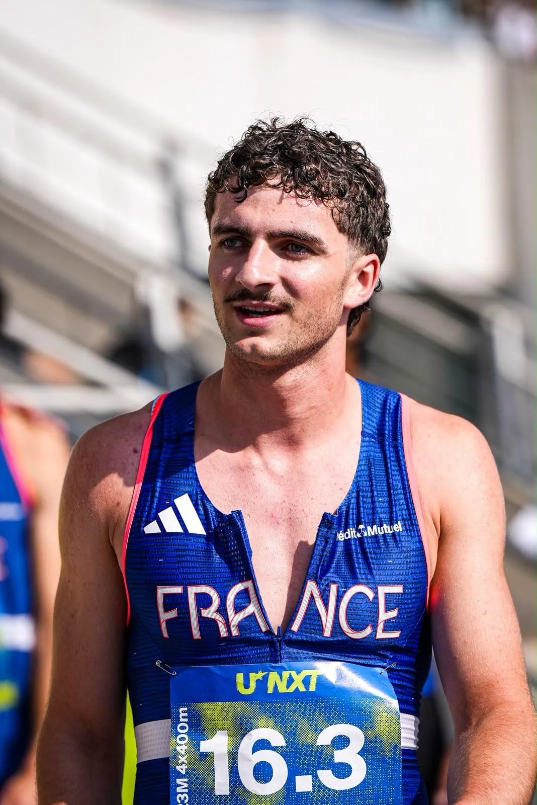 Lucas Couderc, en maillot de l'équipe de France, après un relais 4x400 m