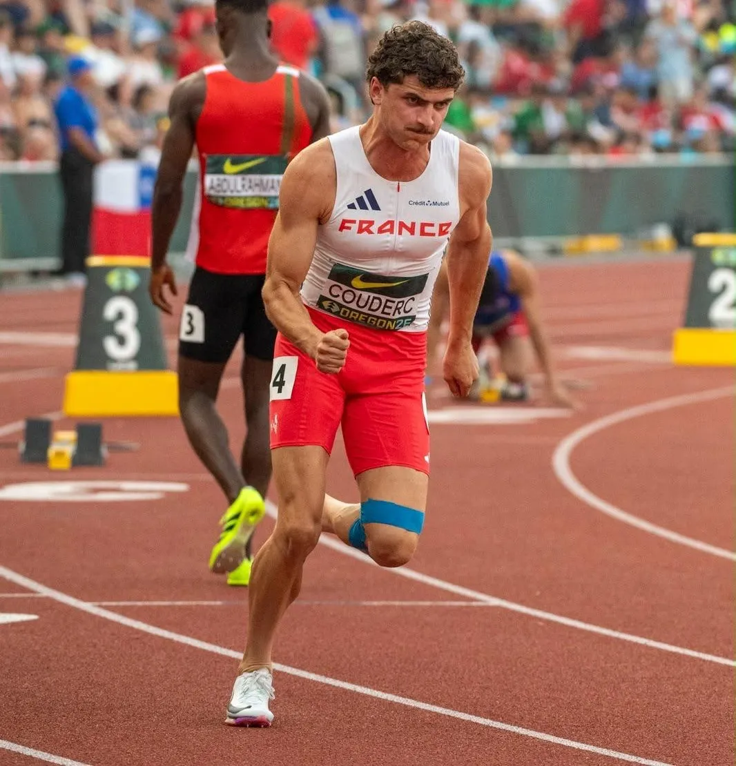 Lucas Couderc, sous le maillot de l'équipe de France, s'élance dans son couloir aux Mondiaux U20 d'Eugene