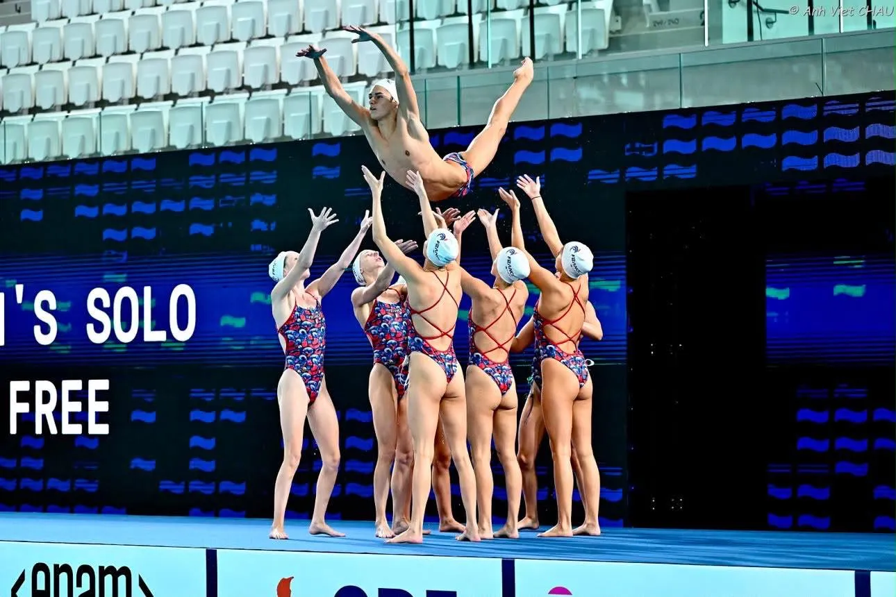 Milan Violon propulsé dans les airs par ses coéquipières de l'équipe de France de natation artistique